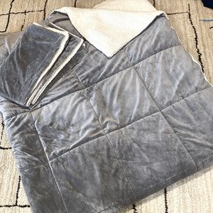 King Size Comforter w/two king size pillow shams.